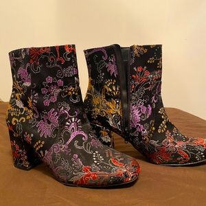 Size 8 super cute bootie
